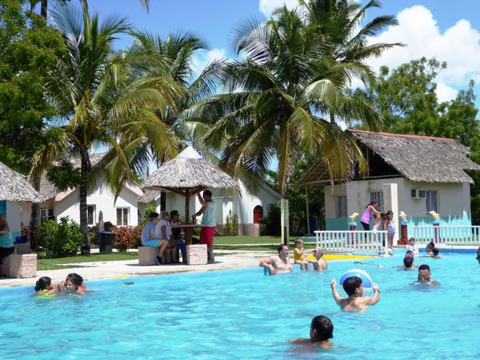La variedad de ofertas, aun con recursos limitados, que se haga acompañar de recreación sana y presentaciones culturales, es un objetivo primordial para el verano.
	
