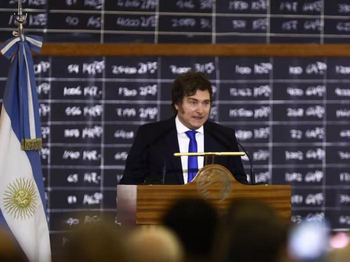 Milei amenaza al Congreso de Argentina