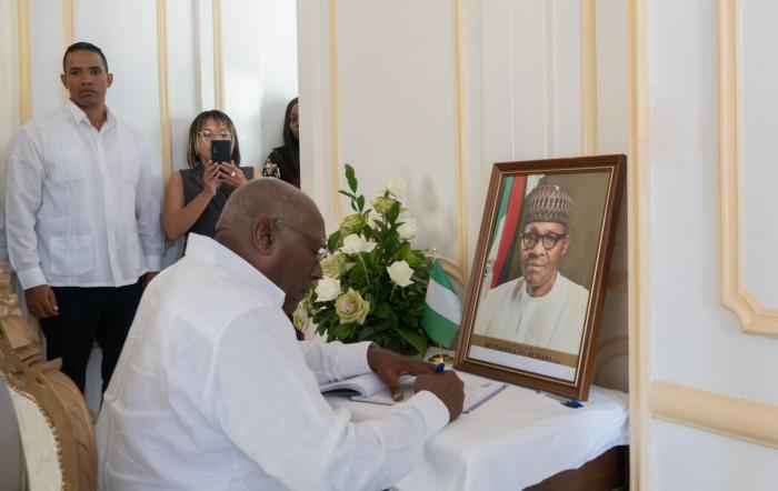 La encargada de negocios de la misión diplomática nigeriana agradeció la presencia y las condolencias del vicepresidente cubano. foto: cubaminrex