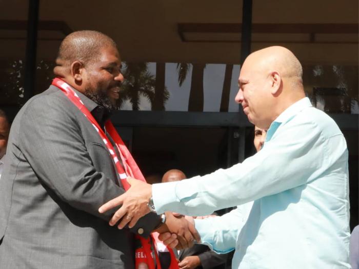 Chakil Aboobacar, secretario general del Frente de Liberación de Mozambique (Frelimo, por sus siglas en portugués) y el miembro del Buró Político y Secretario de Organización del Comité Central del Partido, Roberto Morales Ojeda