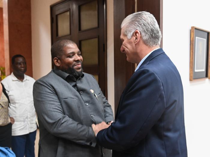 Diaz Canel recibe a Chakil Aboobacar, secretario general del Frente de Liberación de Mozambique (Frelimo)