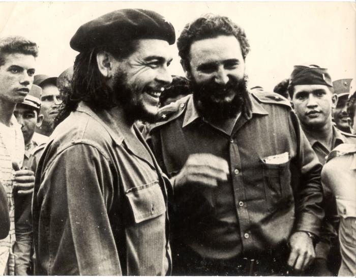 Fidel y el Che esperan a Dorticos el 15 de junio de 1960.
Fotocopia:Orlando cardona  (20/12/1988)
Suplemento de G.I. 23/1/2000 
Fide2719