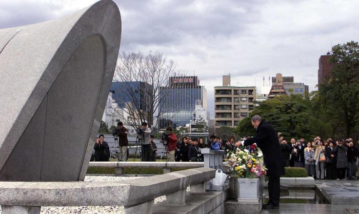 Hiroshima.Japon
3/Marzo/2003
El Presidente Cubano Fidel Castro Ruz deposito una ofrenda floral ante el monumento a las victimas del bombardeo atomico de estados unidos,en el parque de la paz.
Foto.Pablo PILDAIN (hiro16)

Fid10885