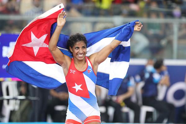 Yainelis Sanz destaca por su talento en la lucha cubana. foto: roberto morejón 