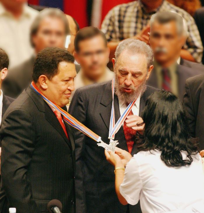 María Elisa Chávez Mora, egresada chilena de la elam, relata que los segundos en los que intercambió palabras con Fidel y Chávez fueron eternos.