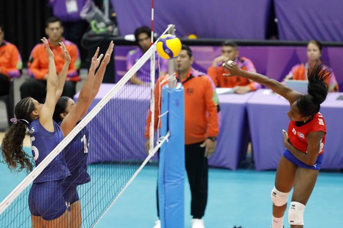 El equipo femenino de voleibol logró cerrar con victoria, y concluyó en el quinto lugar. 
foto: roberto morejón