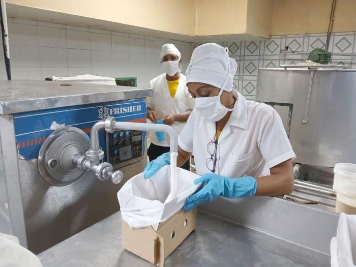 La crisis en la producción y suministro de leche –materia prima esencial– impacta directamente en  la fabricación de helado. 