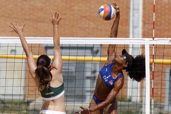 El voleibol de playa jugará hoy rondas de eliminación directa. Foto: Roberto Morejón