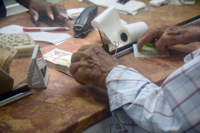 Los beneficiados, de modo general, reconocieron el esfuerzo del país para asumir este incremento de pensiones. foto: Ismael Batista Ramírez