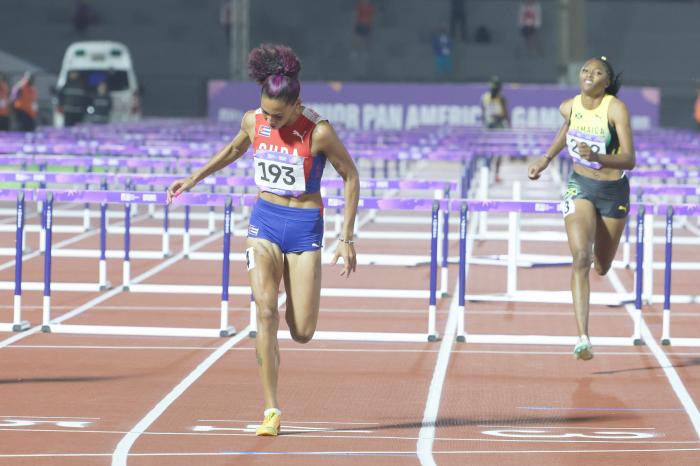 En los 100 metros con vallas llegó el cuarto oro que aporta el atletismo cubano. foto: Mónica Ramírez
