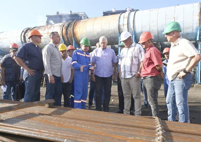 El Presidente orientó velar con rigor por la calidad de todo lo que se está haciendo en la Termoeléctrica. foto: estudios revolución