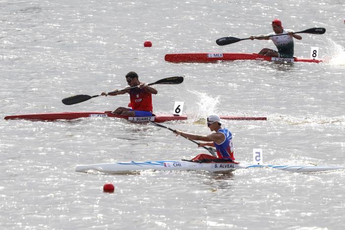 Julio Suárez (en el medio), cobró desquite con una medalla de plata. 
foto: roberto morejón