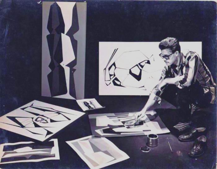 Pedro de Oraá junto a algunas de sus obras, en los años 50 del pasado siglo. Foto: Proyecto Cuban Arte News