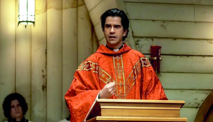 Hamish Linklater en una escena de la serie Misa de medianoche.