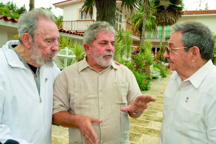 Fidel Castro con Luiz Inacio Da Silva, quien realiza una visita de trabajo a nuestro país, junto a ellos Raúl Castro
Publicada: 25/02/2010
Fid18954