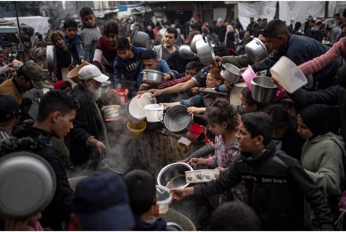 El Gobierno israelí mata a diario a personas, que pudieran escapar de los bombardeos israelíes, pero no del hambre.