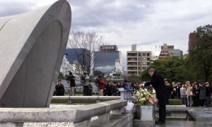 Hiroshima.Japon
3/Marzo/2003
El Presidente Cubano Fidel Castro Ruz deposito una ofrenda floral ante el monumento a las victimas del bombardeo atomico de estados unidos,en el parque de la paz.
Foto.Pablo PILDAIN (hiro16)

Fid10885