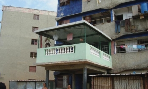 Alamar. Viviendas. Una de las violaciones mas comunes es la ampliación de los apartamentos.
Publicada: 22/07/2011
Dets0080