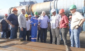 El Presidente orientó velar con rigor por la calidad de todo lo que se está haciendo en la Termoeléctrica. foto: estudios revolución