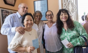 El ministro de Cultura Alpidio Alonso, con las creadoras Lesbia Vent Dumois, Flora Fong y Zaida del Río, y la cantante Beatriz Márquez. FOTO: PANCHITO GONZÁLEZ