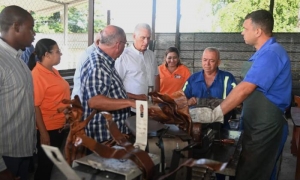 En la Fábrica de Fusibles y Desconectivos, de Villa Clara, el Presidente constató la recuperación de transformadores eléctricos. Foto: Estudios Revolución