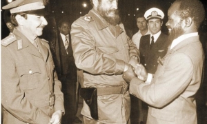 Fidel y Raúl despiden a Samora Machel luego de su estancia en Cuba.
Foto: Liborio Noval, 13 de octubre de 1977