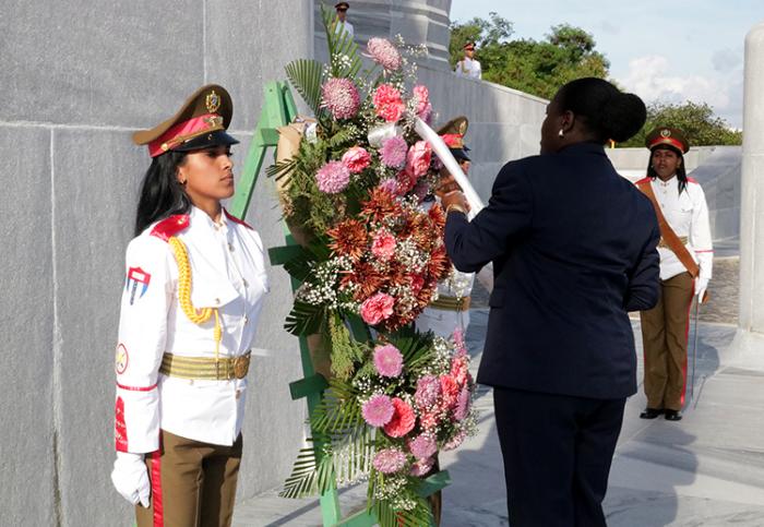 Rinde tributo a José Martí
