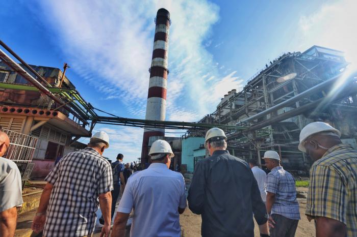 Díaz-Canel continúa su recorrido por las centrales termoeléctricas del país foto: estudios revolución
