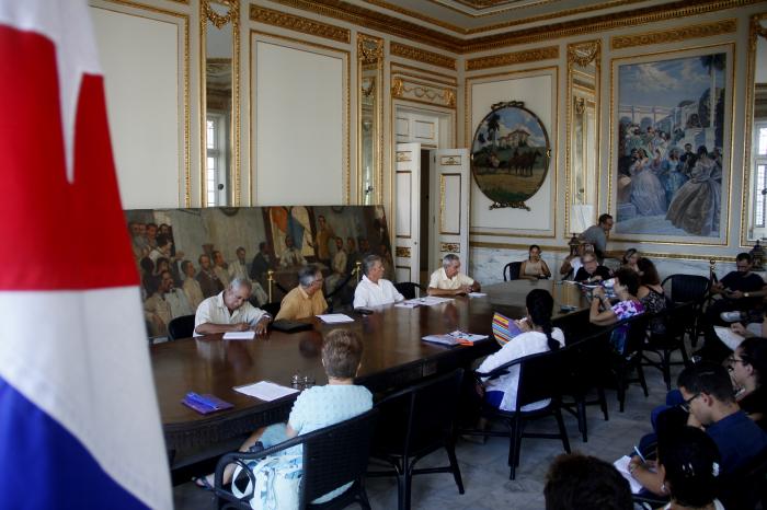 Consejo Científico del Instituto de Historia que sesionó en el salón de La Bandera del Museo de la Revolución, con la mesa donde sesionaba el Consejo de Ministrios
