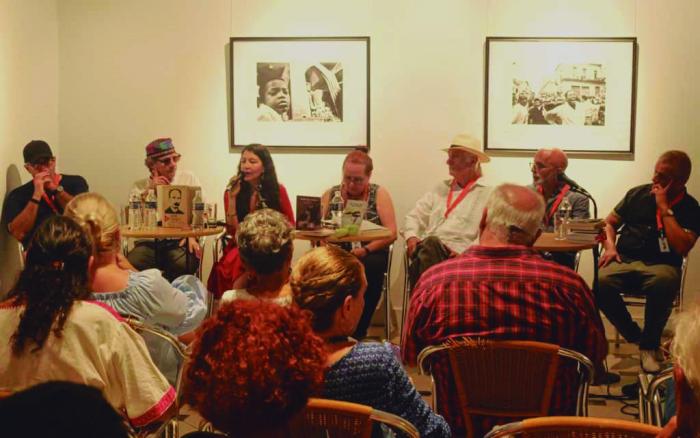 En la mesa de lectura trascendió la considerable proyección de la poesía cubana en la lengua española, su calidad e influencia. Foto: Reynaldo Zaldívar