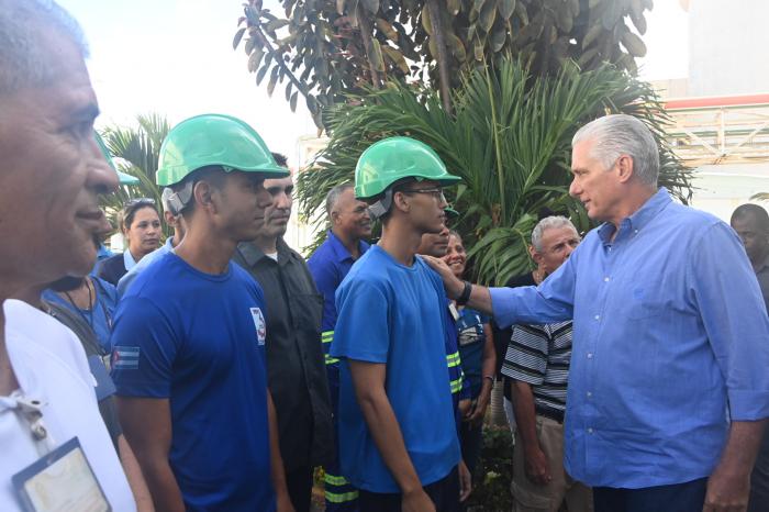 El Jefe de Estado reconoció a los trabajadores eléctricos por la labor heroica y sin descanso. foto: estudios revolución