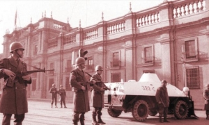 Durante el Golpe de Estado en Chile, en 1973, mientras las Fuerzas Armadas desplegaban un contingente contra el Palacio de la Moneda, las fuerzas represivas se movieron contra fábricas y comunas. FOTO: HISPANTV