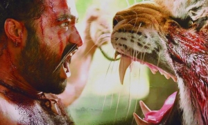 Escena de RRR que evoca a otra similar, vista en el filme 10 000 A.C., realizado por el alemán Roland Emmerich en 2008.
