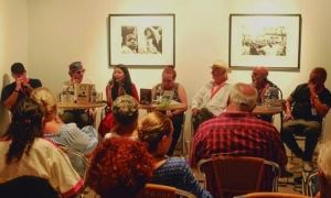 En la mesa de lectura trascendió la considerable proyección de la poesía cubana en la lengua española, su calidad e influencia. Foto: Reynaldo Zaldívar