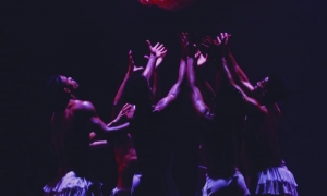 Símbolos, color, luz, tensión, sombras, misticismo… se imbricaron armónicamente en el espectáculo. Foto: Juvenal Balán
Llamada de Goyo Montero, con música de Owen Belton, Miguel Poveda y Rosalia