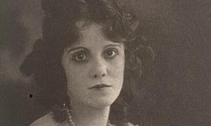 Al reverso de la fotografía, con letra de la poetisa, se lee: Dulce María Loynaz muy delgadita, a los 20 años (1923).