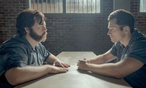 Paul Walter Hauser y Taron Egerton en la serie Black Bird.
