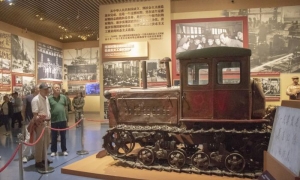 Tractor Dongfanghong en el Museo del Partido Comunista de China.
