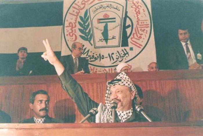 La Declaración de independencia de Palestina fue proclamada por Yasser Arafat, en Argelia. Foto de dominio público