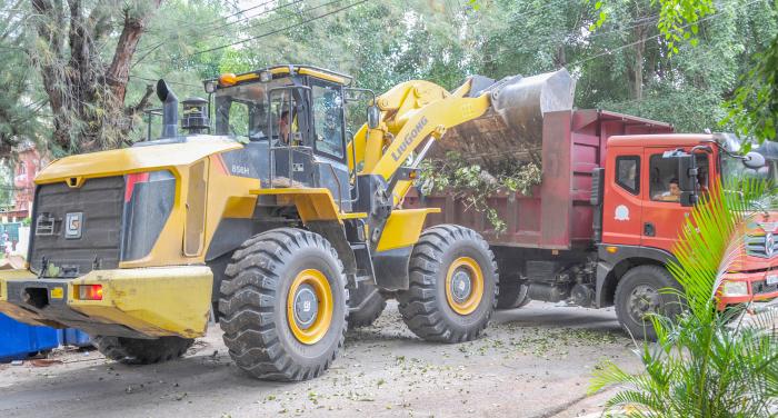 Recogida de desechos sólidos en las calles de la ciudad antecediendo la llegada del Huracán Rafael, brigadas de Comunales conjuntamente con técnicas de las FAR
