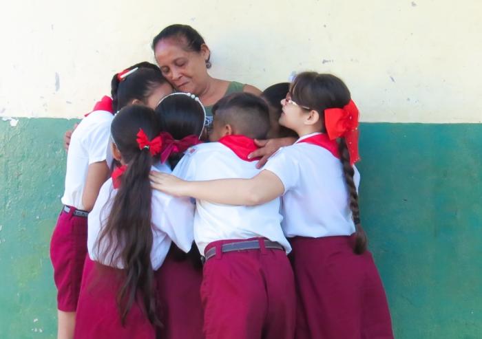 Cada uno de sus alumnos es el preciado fruto del árbol de su vida. foto: Yanelkys Llera Céspedes