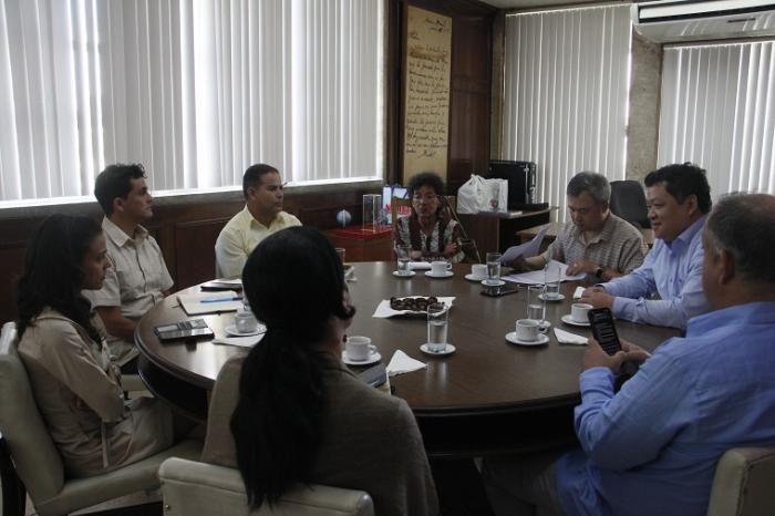 Delegación vietnamita del periódico Nhan Dam en visita al periódico Granma.