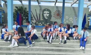Bajo la mirada simbólica del Che, crecen nuevas generaciones de hombres y mujeres de bien.
Foto: Carolina Vílchez
