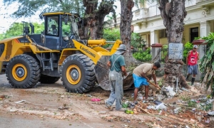 Recogida de desechos sólidos en las calles de la ciudad antecediendo la llegada del Huracán Rafael, brigadas de Comunales conjuntamente con técnicas de las FAR