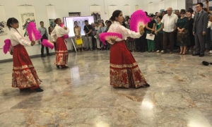 Mezcla de artes en la apertura de la muestra