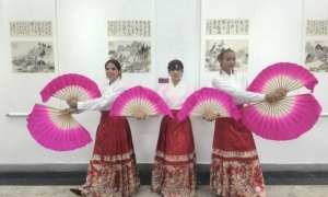 Mezcla de artes en la apertura de la muestra