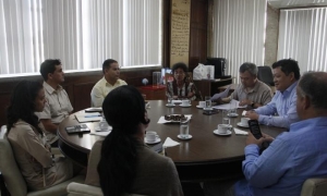 Delegación vietnamita del periódico Nhan Dam en visita al periódico Granma.