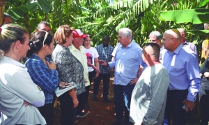 El Jefe de Estado se interesó por el uso de bioproductos. foto: estudios revolución