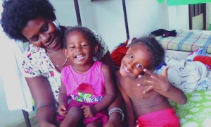 Nayelis junto a sus hijas Chayla y Melisa