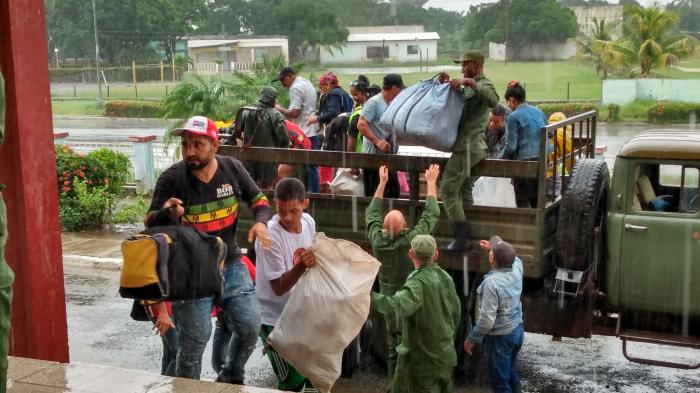 Bajo una lluvia persistente seguían llegando personas desde comunidades granmenses a los centros de evacuación de Las Tunas. Foto: Yenima Díaz